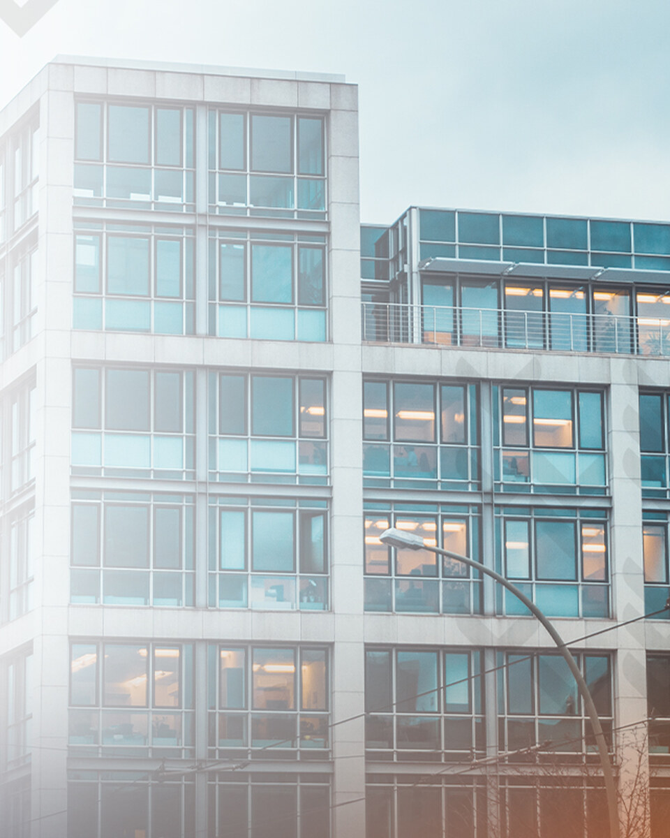 Moderne Bürofassade des Hauses VermögensWerk in der Abenddämmerung
