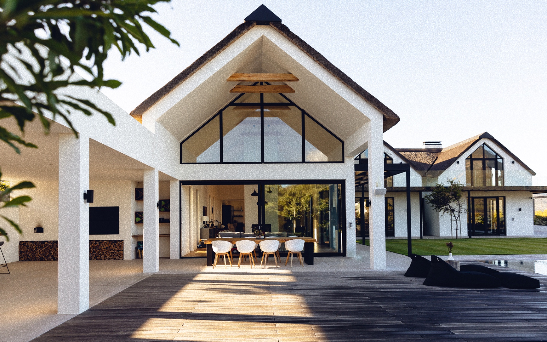 Moderne Luxusvilla mit Glasfassade, Holzterrasse und offenem Wohnraum in 1A-Lage