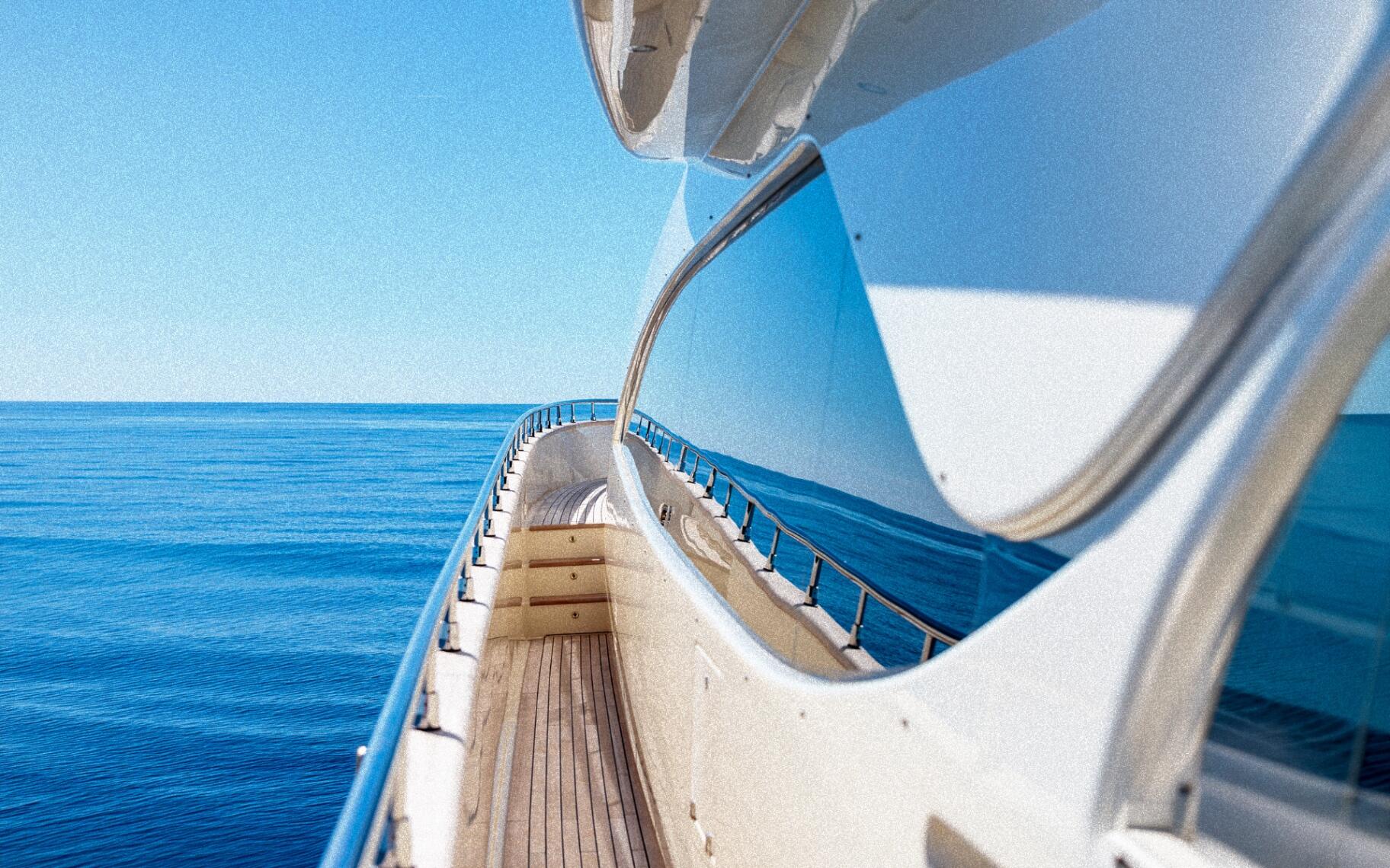 Yachtgangway über tiefblauem Wasser – Luxusyacht auf offenem Meer